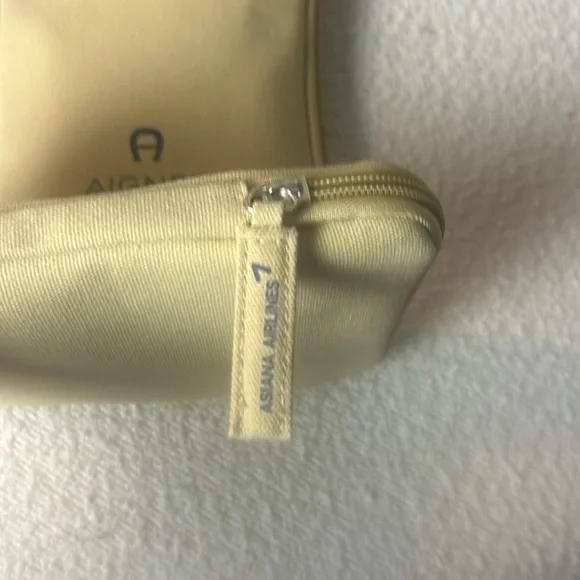 Etienne Aigner Business Class Amenities Bag New Tan Canvas with Amenit… - Picture 4 of 6